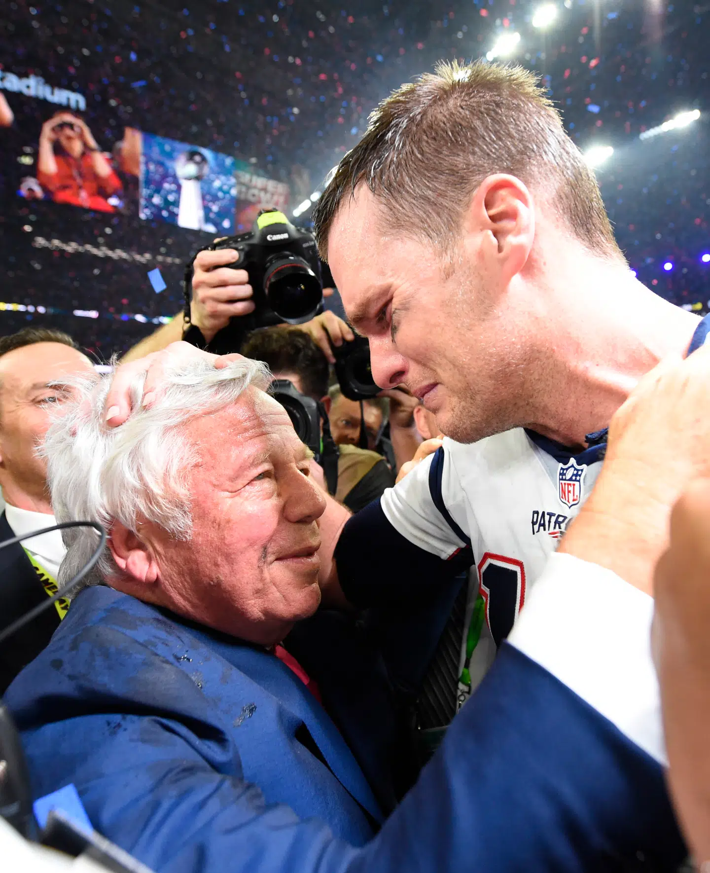 Hvor forholdet mellem Robert kraft og Bill Belichick er en smule anstrengt, har Kraft og Tom Brady nærmest et far-søn-forhold. Foto: AFP