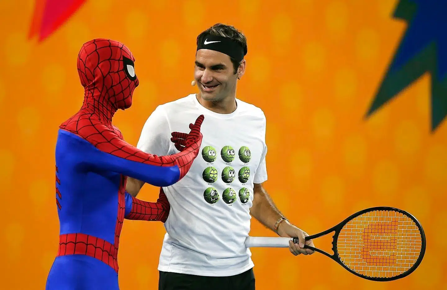 Spiderman giver gode råd til Roger Federer.