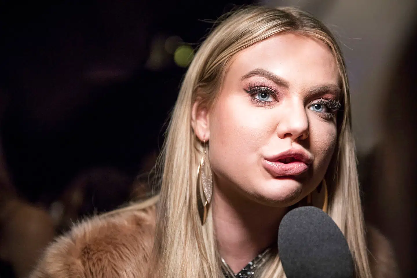 »Onani-Caroline« fra Paradise Hotel taler med en journalist. Tilnavnet har hun fået, fordi hun i Paradise Hotel insisterede på at finde tid til at onanere.