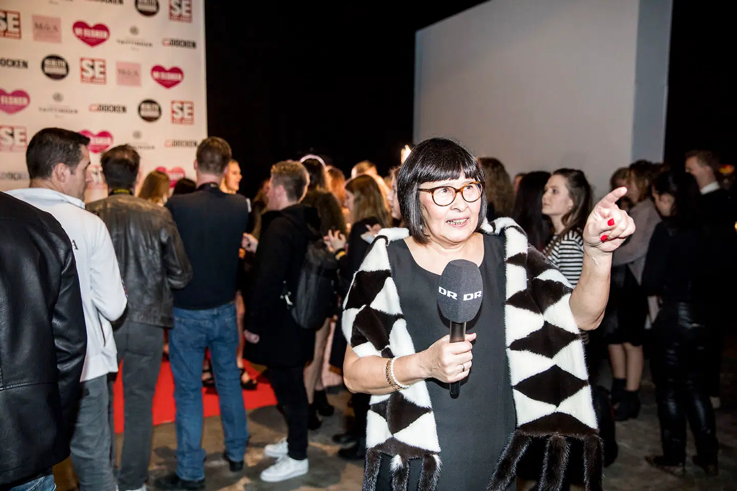 Den folkekære Rosa fra Den Store Bagedyst går rundt blandt kendisserne og interviewer dem for DR.