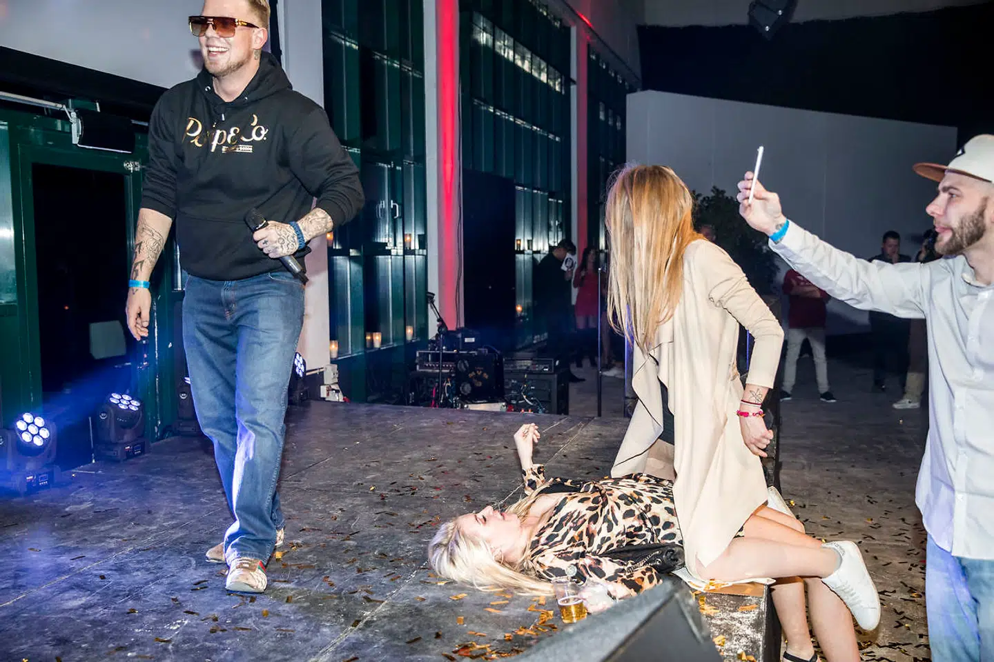 Mads B. optræder med nummeret »Gokkesok.« Foran scenen danser flere reality-deltagere vildt, mens Belinda og hendes går rundt.