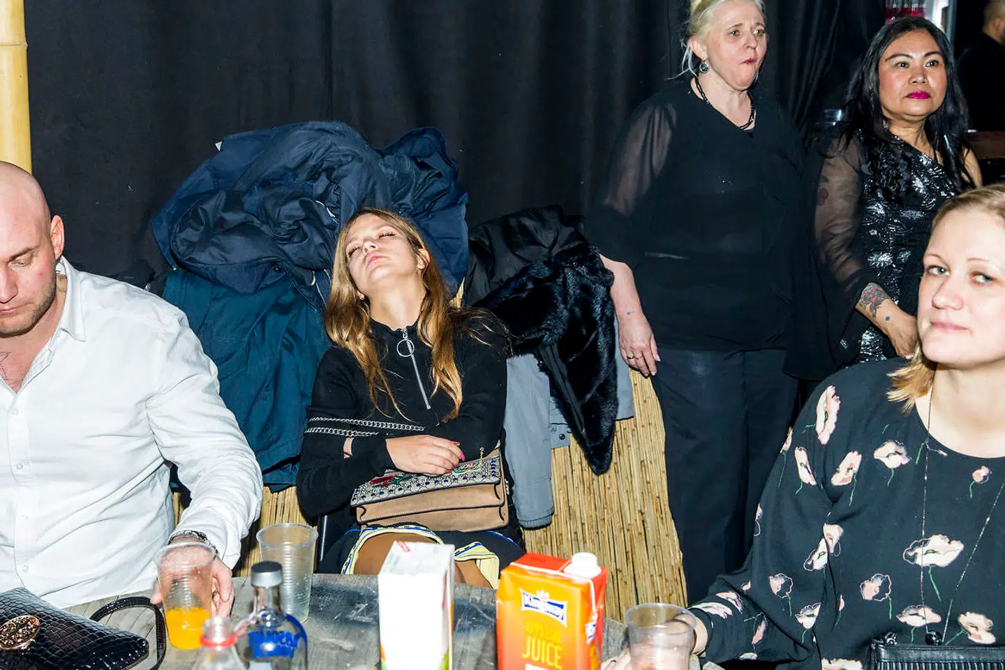 Gina Jaqueline må se sig besejret af alkoholen.