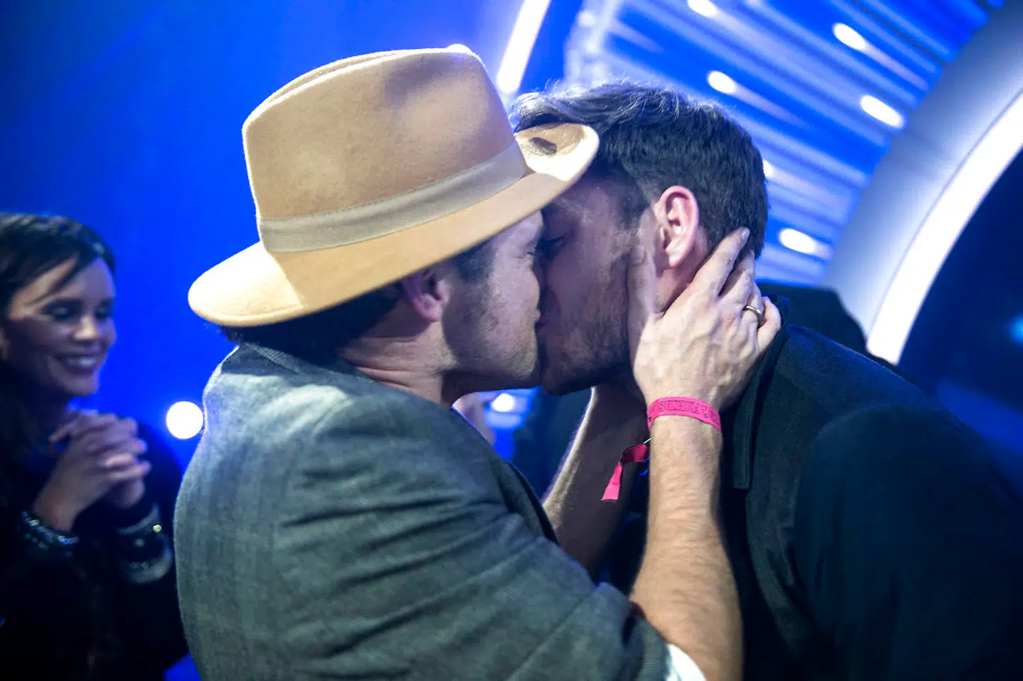 Silas Holst lykønsker sin daværende mand efter sejren ved Melodi Grand Prix i 2016, hvor han vandt med gruppen Lighthouse X.