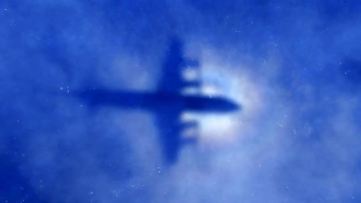 Her ses skyggen fra et af de fly, der har deltaget i jagten på at finde det forsvundne MH370 over Det Indiske Ocean.
