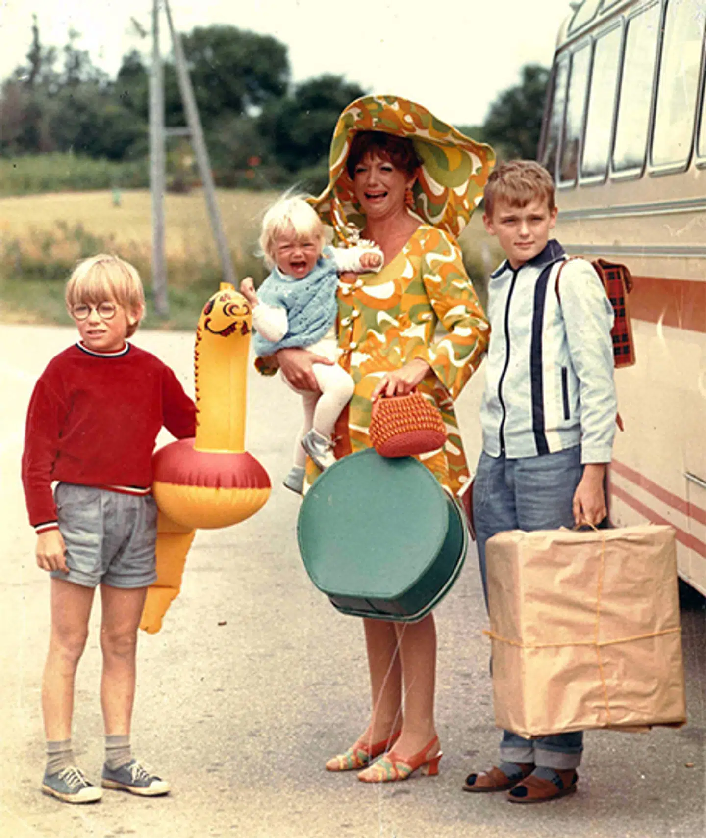 Yvonne - Kirsten Walther med babydatter - og Børge og Birger, spillet af hhv. Jes Holtsøe og Asger Clausen.