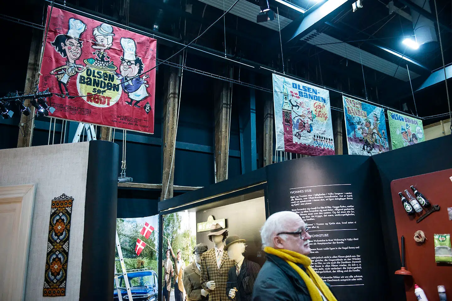 BT OPGAVE. Den første Olsen Banden film fylder 50 år, og Nordisk Film i Valby har i den anledning lavet en udstilling om filmene. Sammen med Asger Clausen i forgrunden, der spillede Kjeld og Yvonnes ældste søn i den første film, har BT besøgt udstillingen.