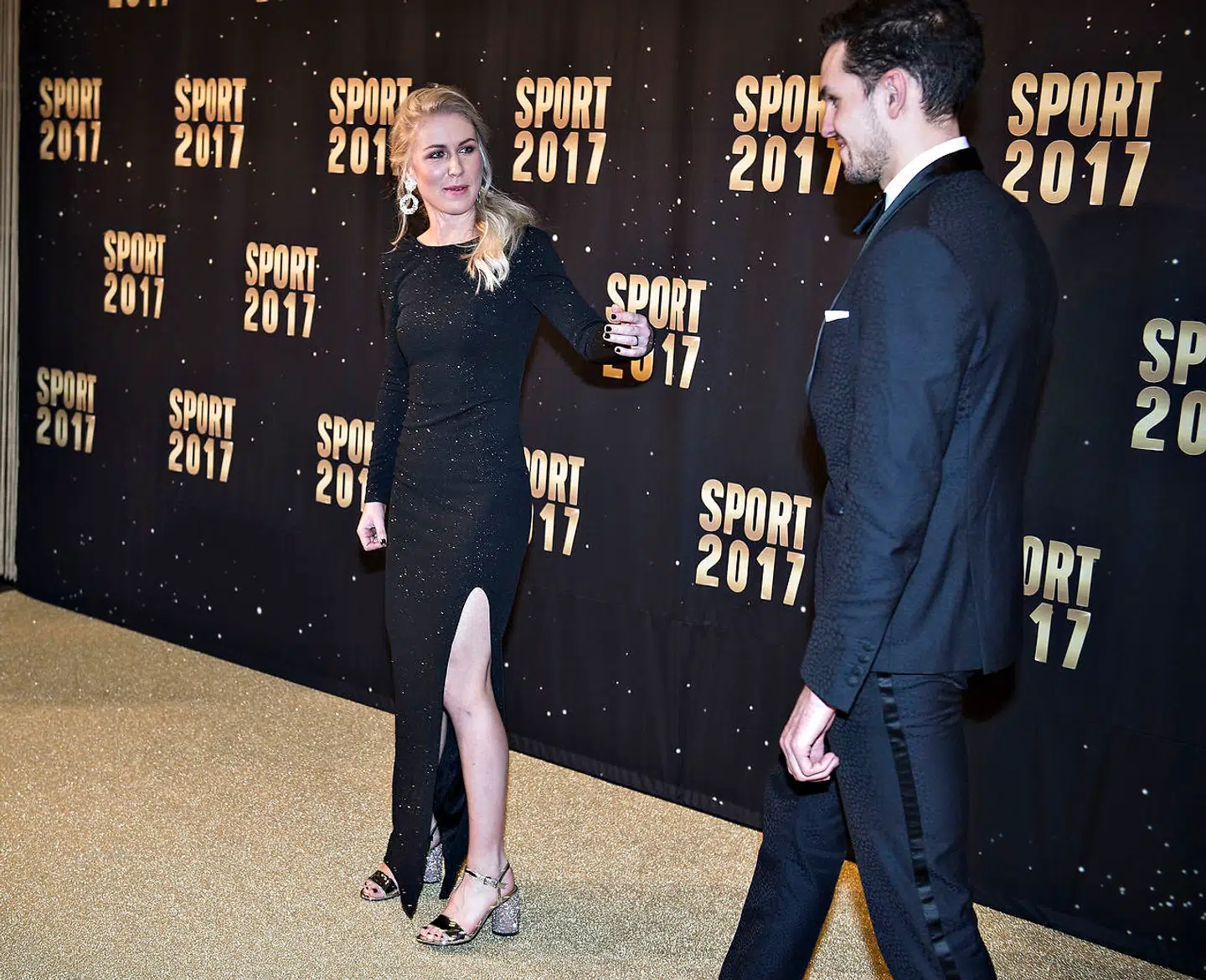 Maja Alm med ledsager ses her ved den røde løber før DRs Sport 2017 i Boxen i Herning.