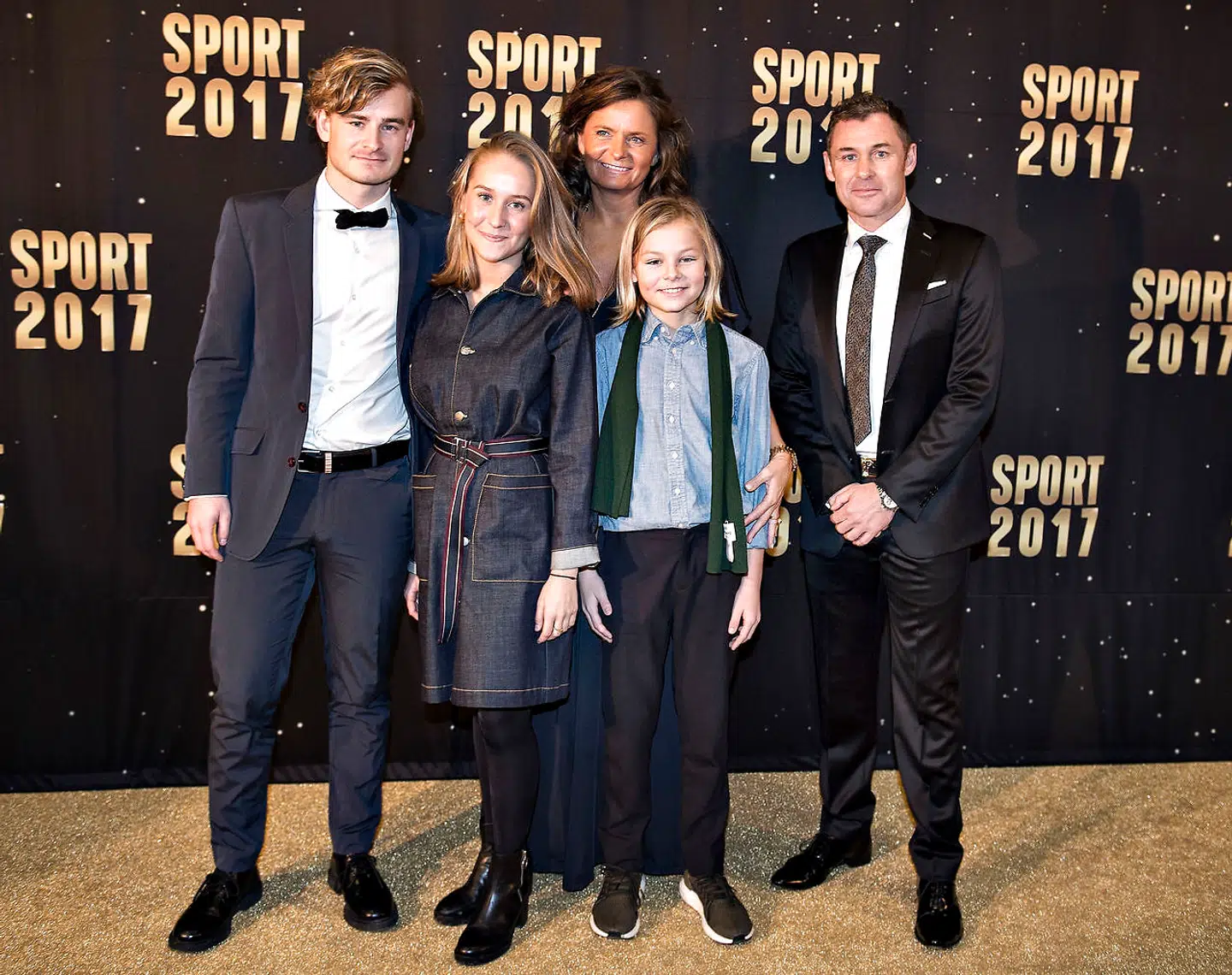 Tom Kristensen med familie ses her ved den røde løber før DRs Sport 2017 i Boxen i Herning.