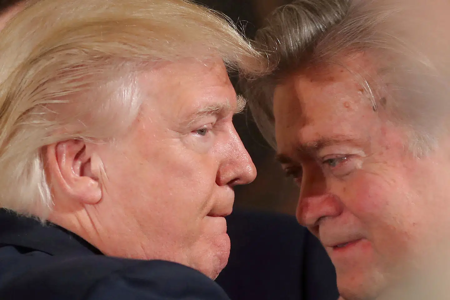 Donald Trump sammen med chefstrateg Steve Bannon, da de to stadig var på talefod. Senere blev Bannon fyret. (Arkivfoto)