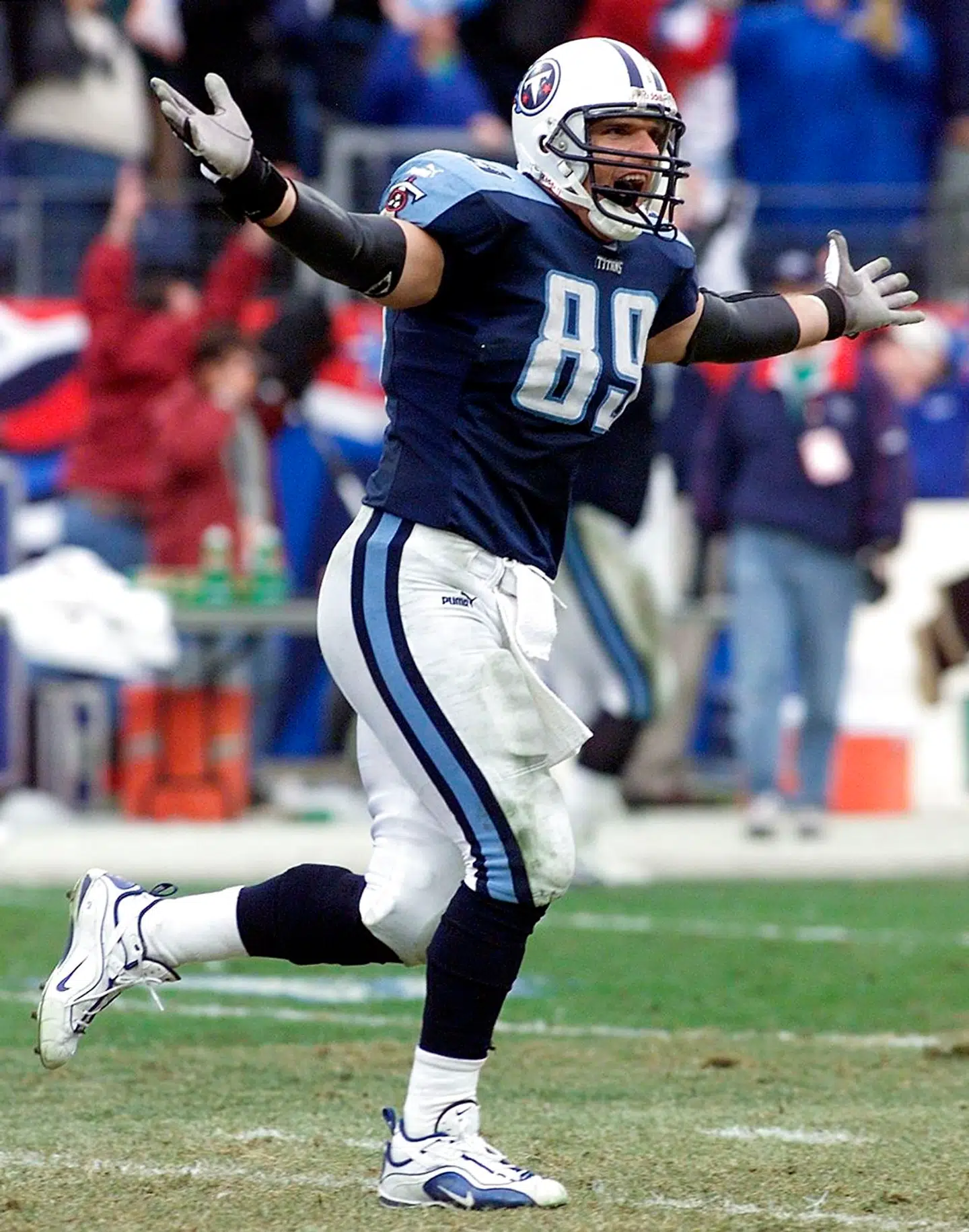 Frank Wycheck jubler efter at have kastet en 'lateral' til Kevin Dyson, som sikrede Tennessee Titans sejren i første runde af NFL-slutspillet i januar 2000 over Buffalo Bills i det, der siden er blevet kaldt 'The Music City Miracle'. Foto. AFP