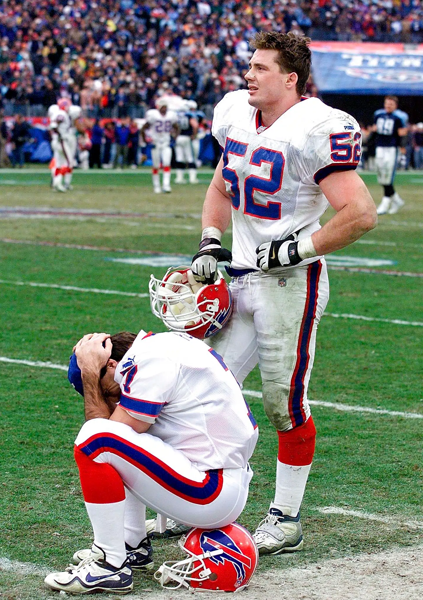Buffalo Bills-quarterback Doug Flutie (tv.) venter på dommernes afgørelse af, hvorvidt Tennessee Tians' sidste spil var lovligt eller ej. Frank Wychecks kast blev omsider anerkendt som et bagudrettet kast, og dermed vandt Titans slutspilskampen i 2000. Først 18 år senere er Bills igen klar til slutspillet. Foto: AFP
