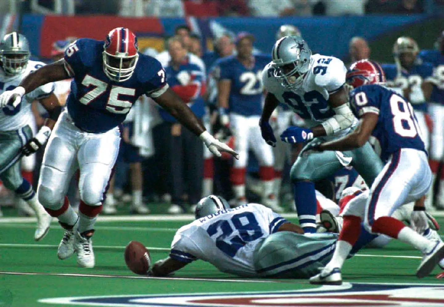 Buffalo Bills og Dallas Cowboys mødtes to år i træk i Super Bowl i 1993 og 1994. I det første opgør tabte Bills 17-52, og året efter blev det til et 13-30-nederlag trods en 13-6-føring ved pausen efter blandt andet denne fumble af Thurman Thomas. Dermed tabte Bills i alt Super Bowl fire år i træk. Som det første og eneste hold nogensinde. Foto: AFP