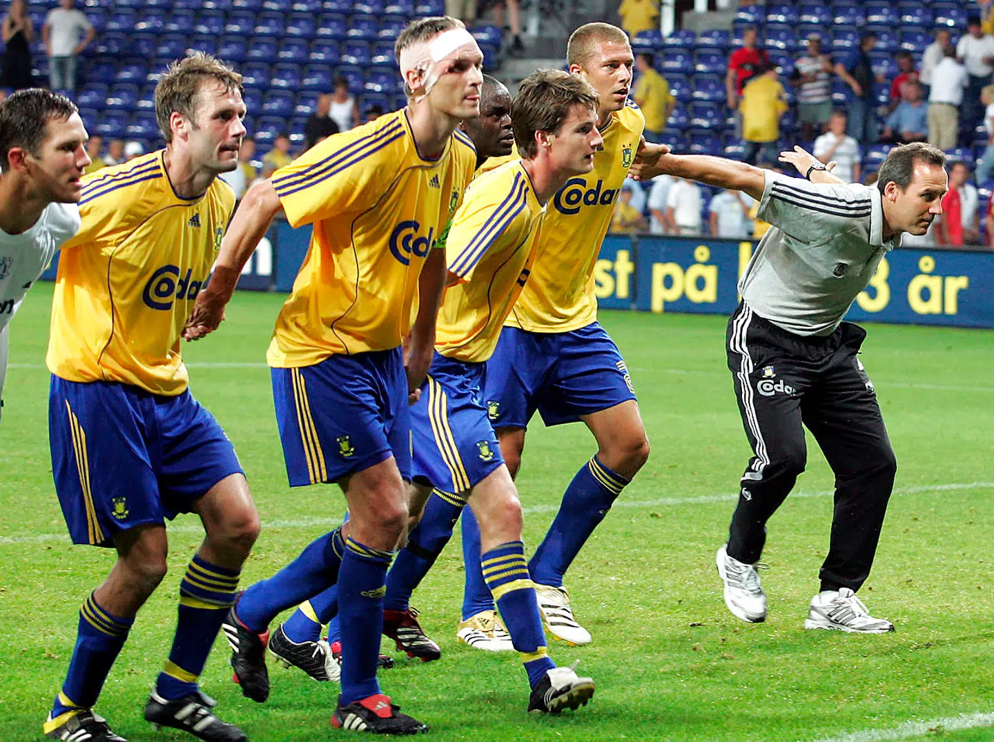 En tilfreds René Meulensteen jubler med Brøndby-spillerne i 2006