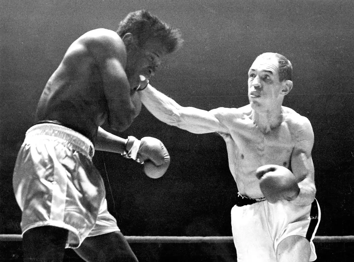 Den danske bokser Christian Christensen (til højre) kaldet 'Gentleman Chris møder her den amerikanske verdensmester, 24 årige Emile Griffith i Forum i København i en kamp om verdensmesterskabet i let-mellemvægt. I 9. omgang måtte Chris i gulvet for anden gang og hans hjørne smed håndklædet i ringen.