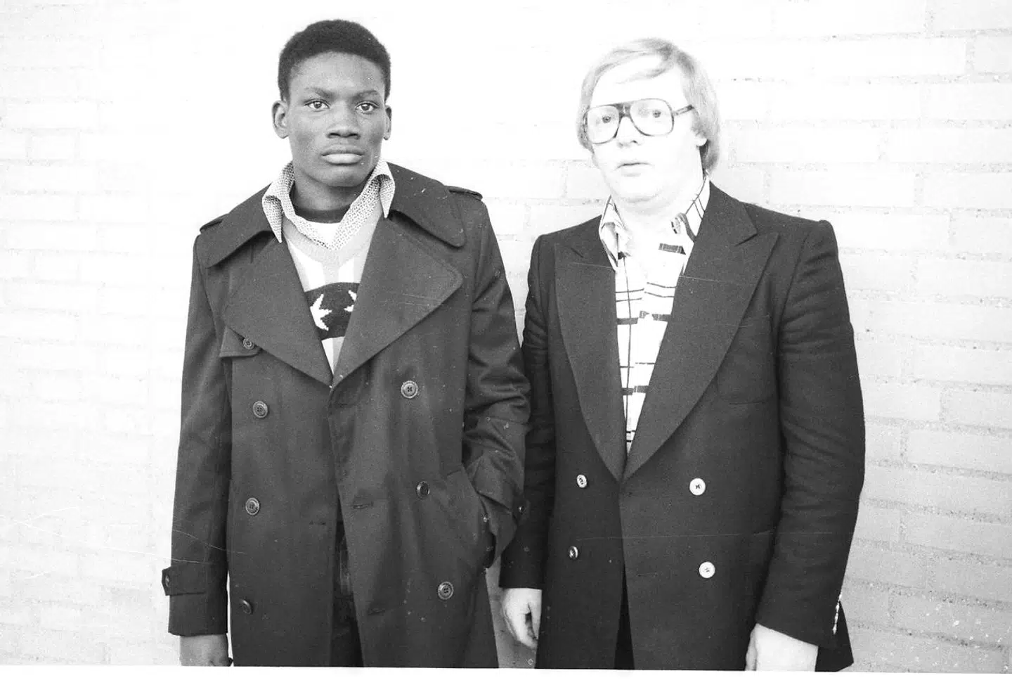 En ung Ayub Kalule (ventre) med en ligeså unge Mogens Palle (højre) i 1976.