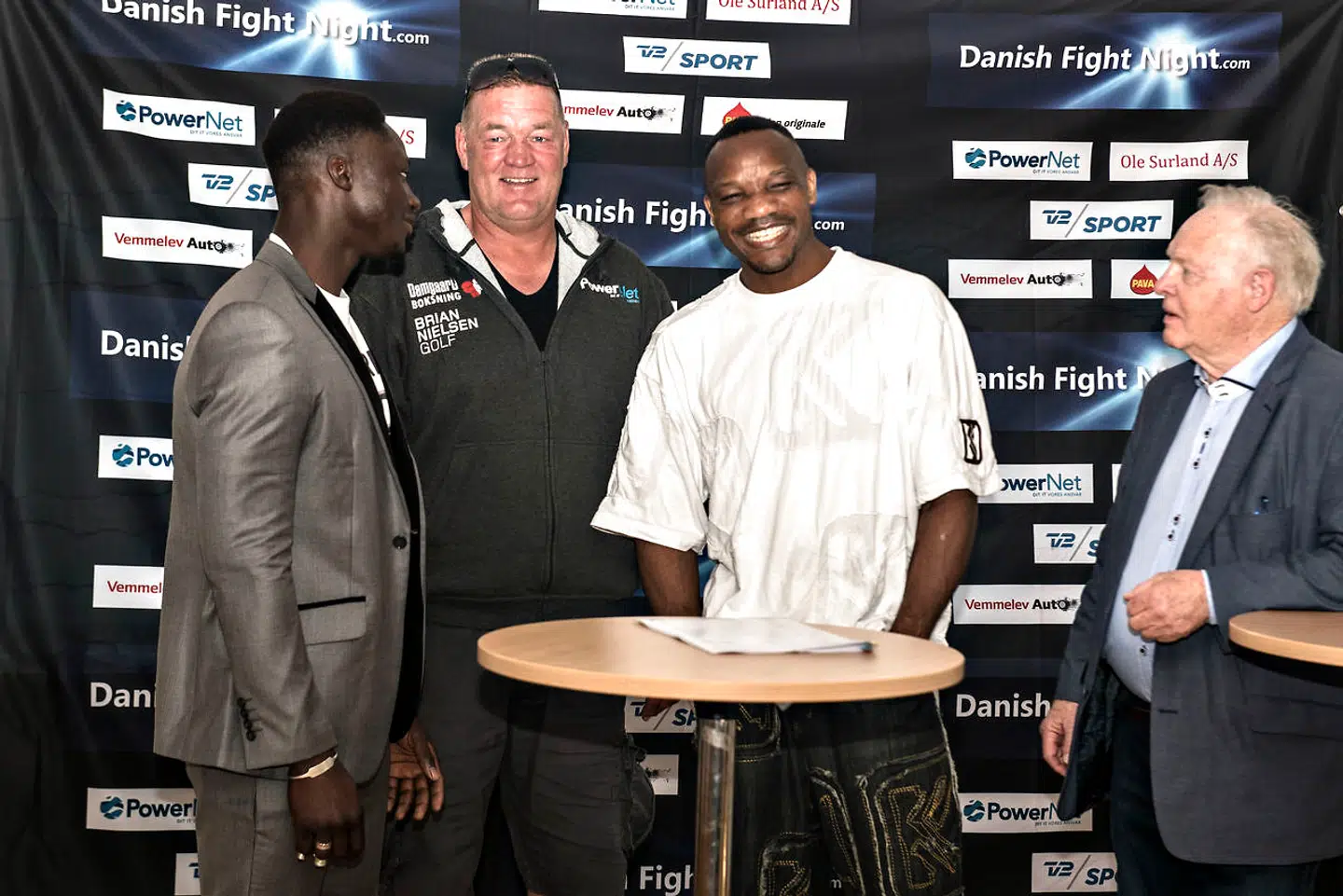 Boksepromotor Mogens Palle og Brian NIelsen med Lolenga Mock, Danmark i hvid trøje før en kamp i 2016.