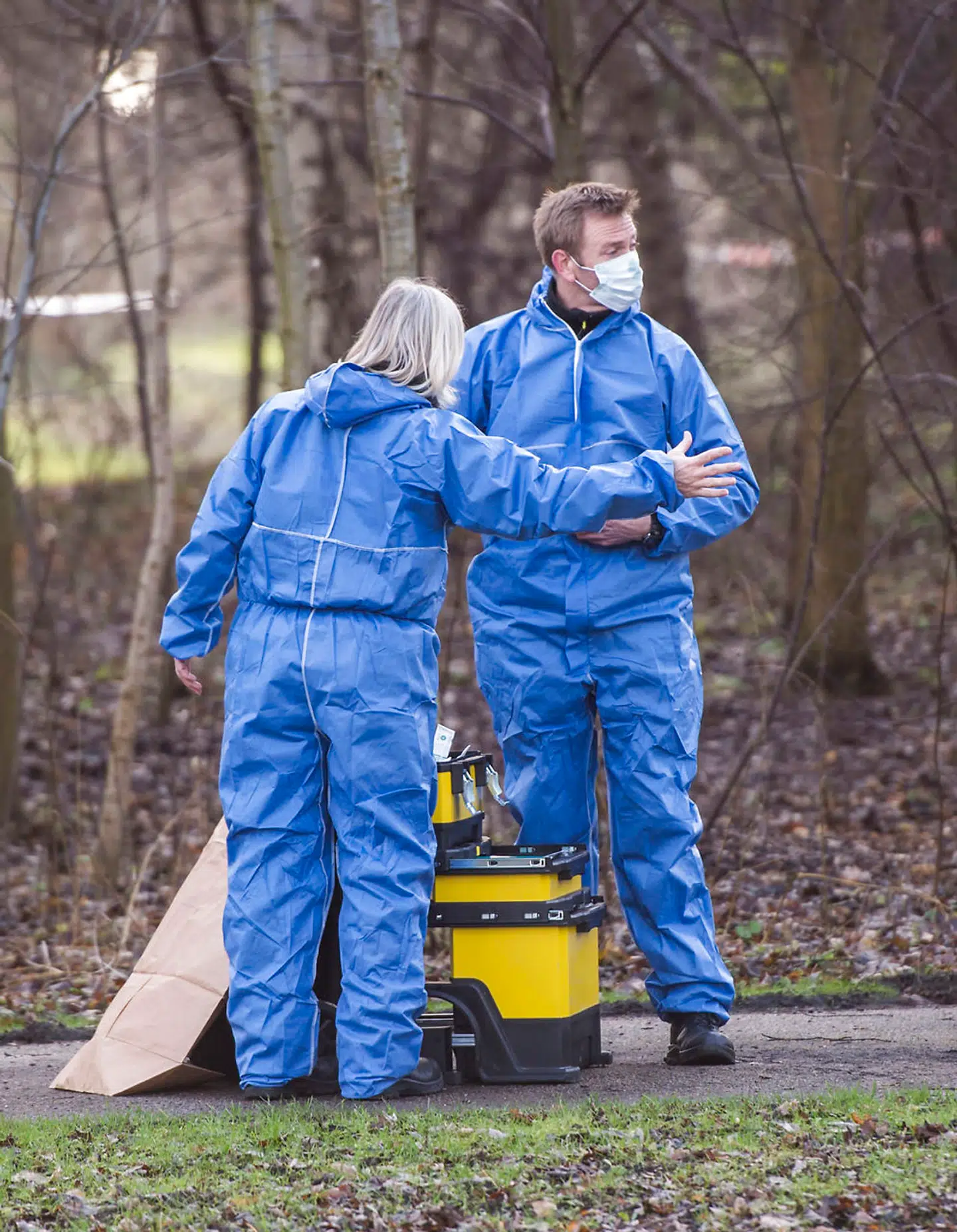 Kriminalteknikere var tirsdag i gang med at undersøge stedet, hvor den lille pige blev fundet.