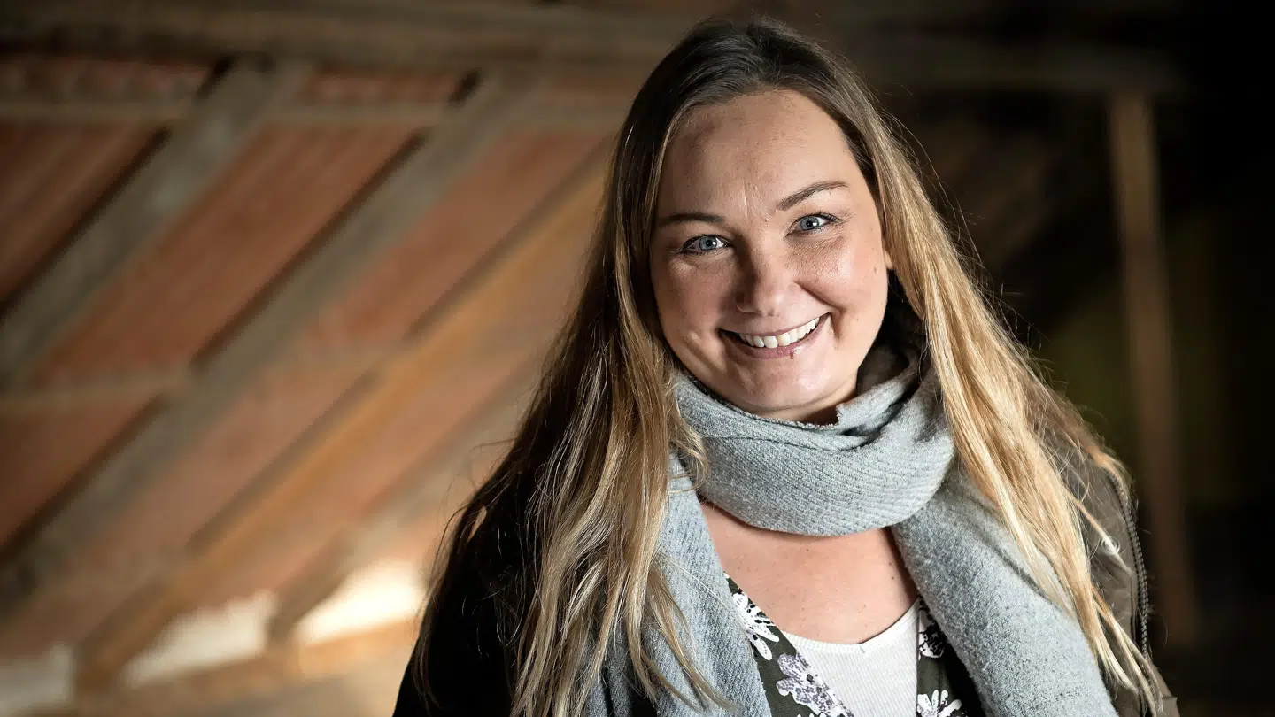 Christina Sederqvist bor på en landejendom med hunde, katte og heste.