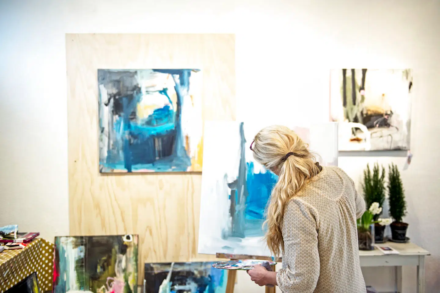 Trine Panum Kjeldsen fotograferet i sit galleri i Bagsværd.