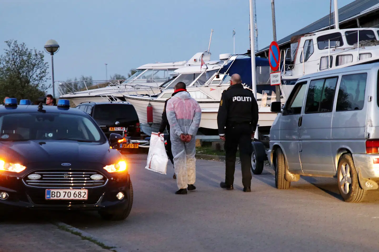 Person føres bort i forbindelse med en politiaktion ved Brøndby Havn, lørdag den 6. maj 2017. En større ulykke har fundet sted lørdag aften i Københavns Havn ved Langebro og der er meldinger om flere tilskadekomne. Ifølge et øjenvidne drejer det sig om en ulykke med en udlejningsbåd og en eller flere vandscootere.. (Foto: Mathias Øgendal/Scanpix 2017)