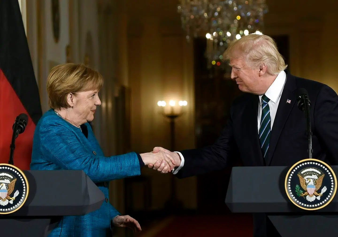 Efter deres møde mødte de to statsledere igen pressen. Her havde Trump ingen problemer med at give Merkel hånden.