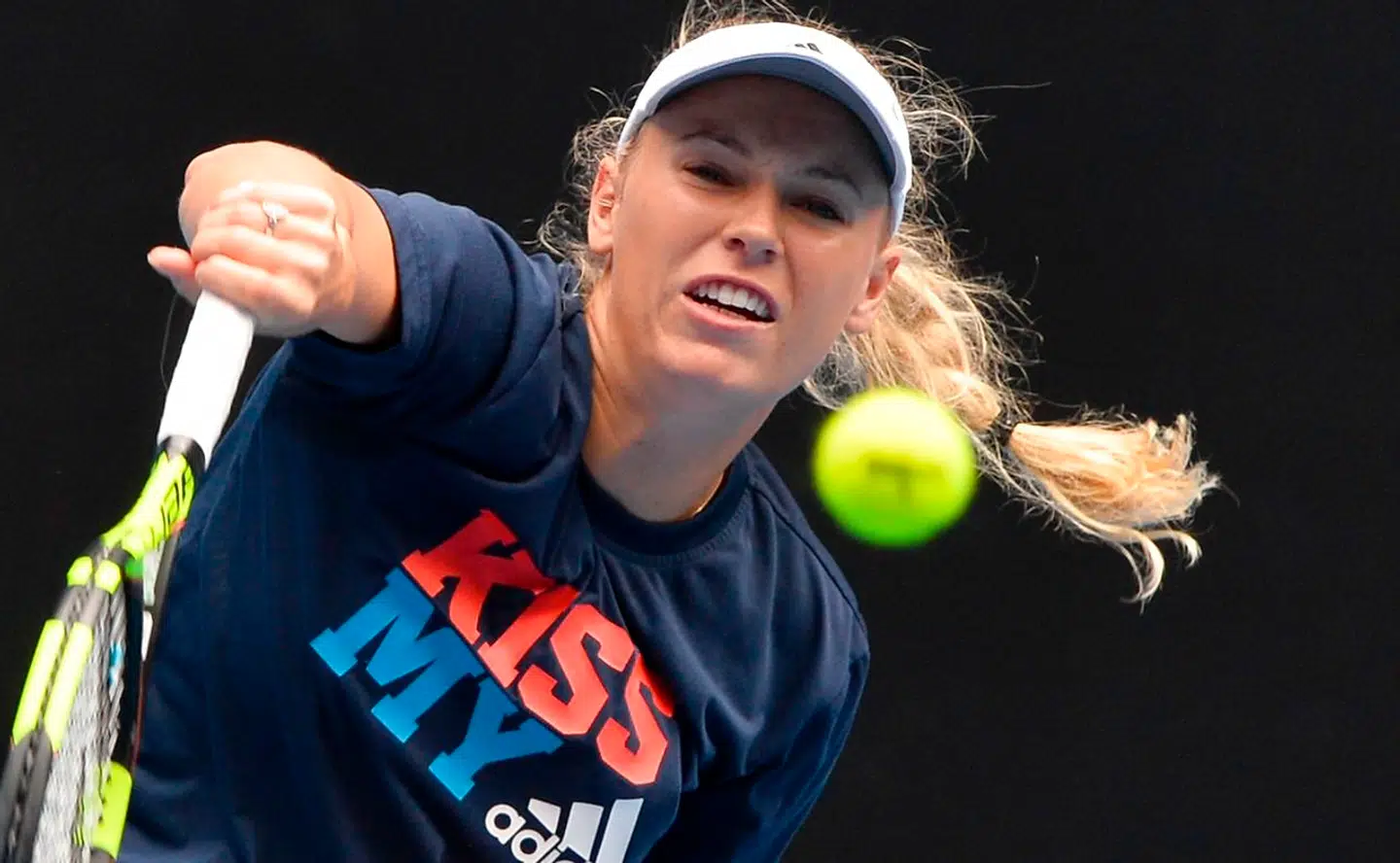 Caroline Wozniacki indledte den ny tennissæson i Auckland på New Zealand med sejr over Madison Brengle og står nu til at blive finaleseedet ved Grand Slam-turneringen Australian Open, der spilles 15.-28. januar i Melbourne.