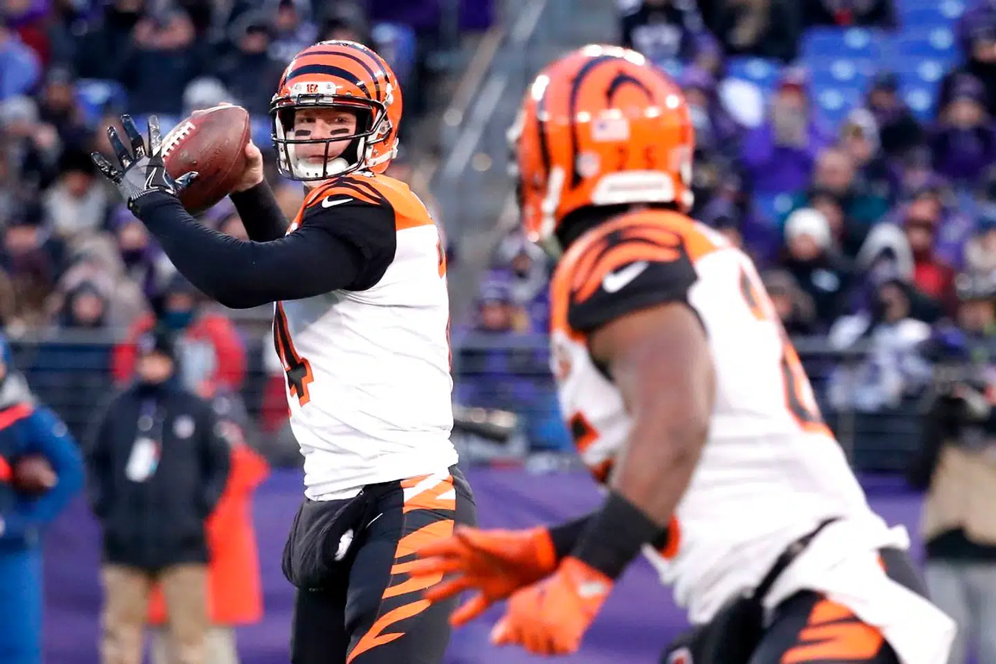 Quarterback Andy Dalton fra Cincinnati Bengals behøver ikke have pungen op af lommen, hvis han en dag skulle forvilde sig ind på et værtshus i Buffalo, efter han med et afgørende touchdown-kast mod Baltimore Ravens nytårsaften sørgede for, at Buffalo Bills kvalificerede sig til slutspillet for første gang i 18 år. Foto: AFP