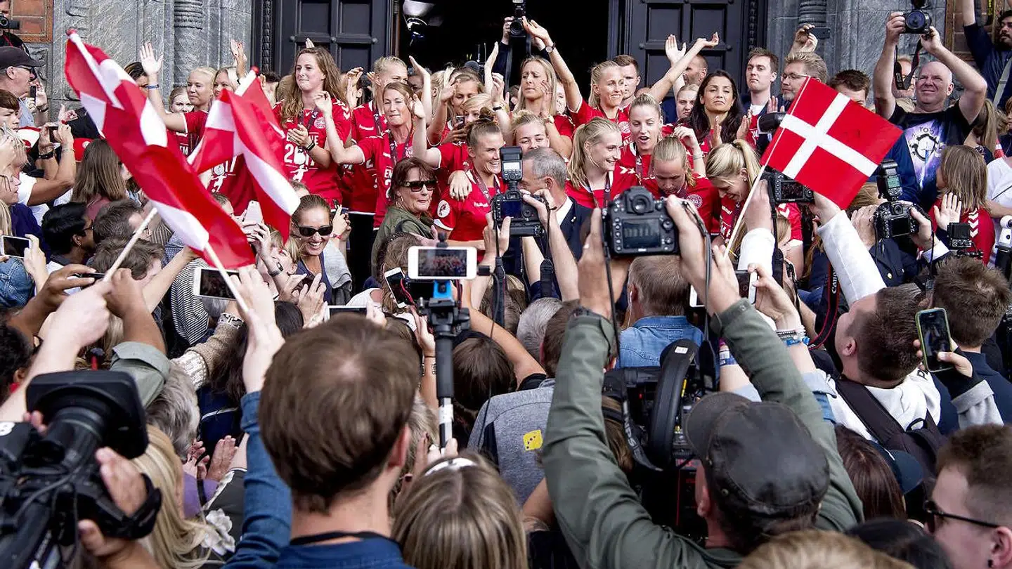 Både presse og fans trængtes om kvindelandsholdet, da de mandag eftermiddag blev hyldet på Rådhuspladsen i København efter EM-sølvet i Holland.