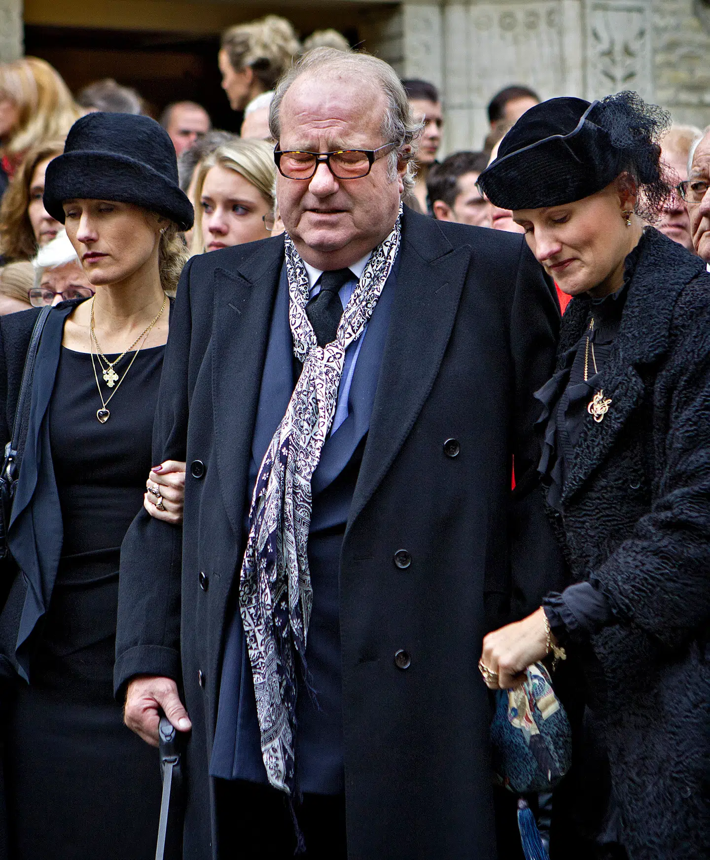 Den 31. oktober blev Margit Brandt begravet fra Hellerup Kirke. Under ceremonien havde Erik Brandt døtrene Emilie og Julie Brandt ved sin side. Foto Nils Meilvang