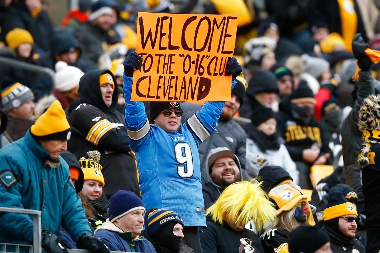 En fan af Detroit Lions bød Cleveland Browns velkommen i '0-16-klubben' under kampen mellem Browns og Pittsburgh Steelers nytårsaften. Browns blev det første hold siden Detroit Lions i 2008 til at gå igennem alle 16 grundspilskampe uden at vinde en eneste kamp overhovedet. Foto: EPA