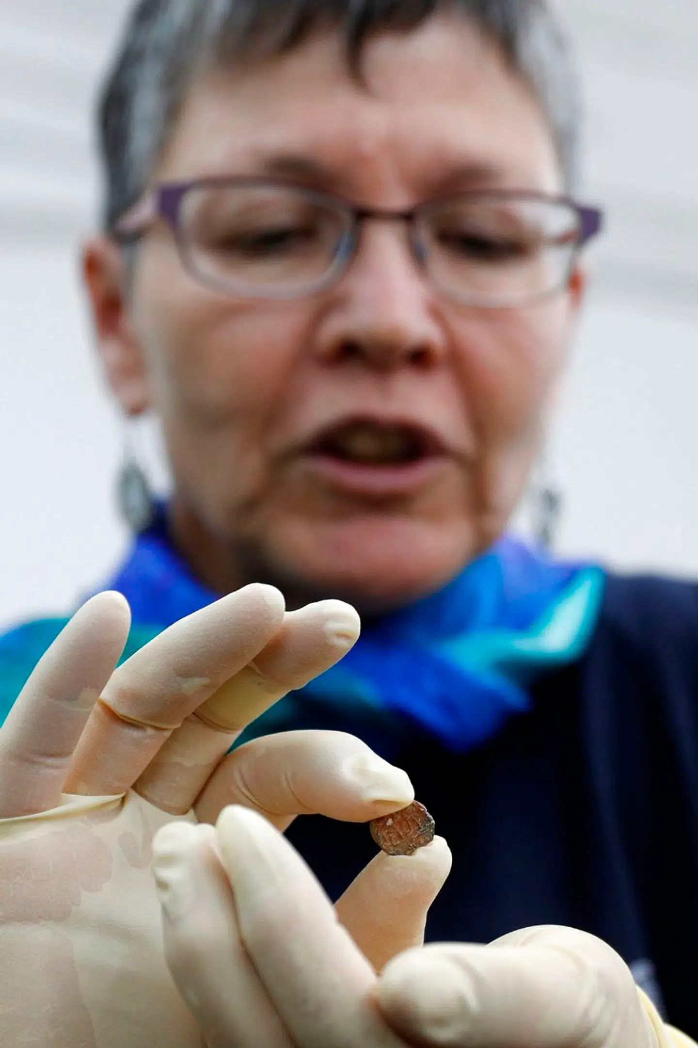 Shlomit Weksler-Bdolah fra de israelske antikvitet-myndigheder med det lille stykke ler.