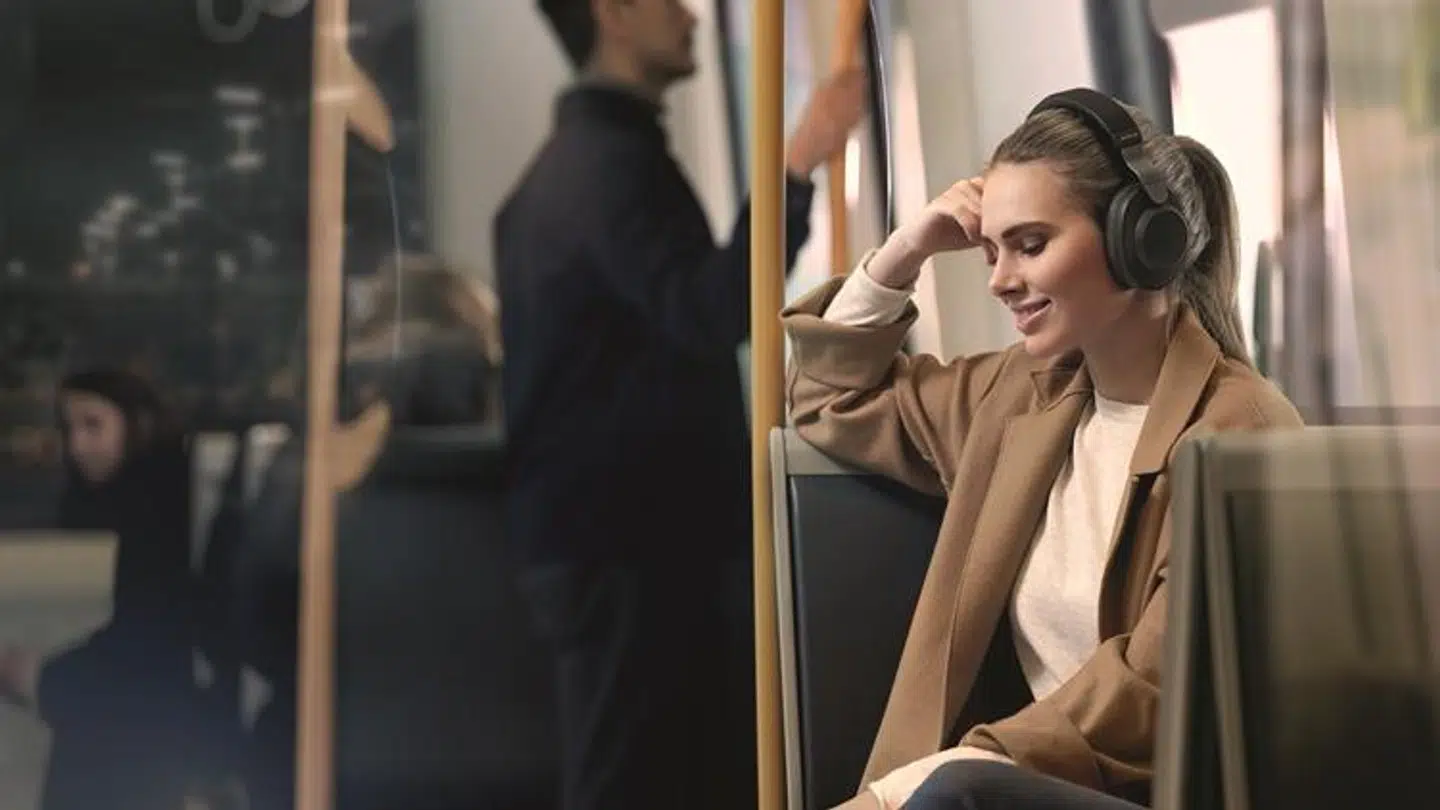 Her ses en kvinde med et af GN Store Nords produkter.