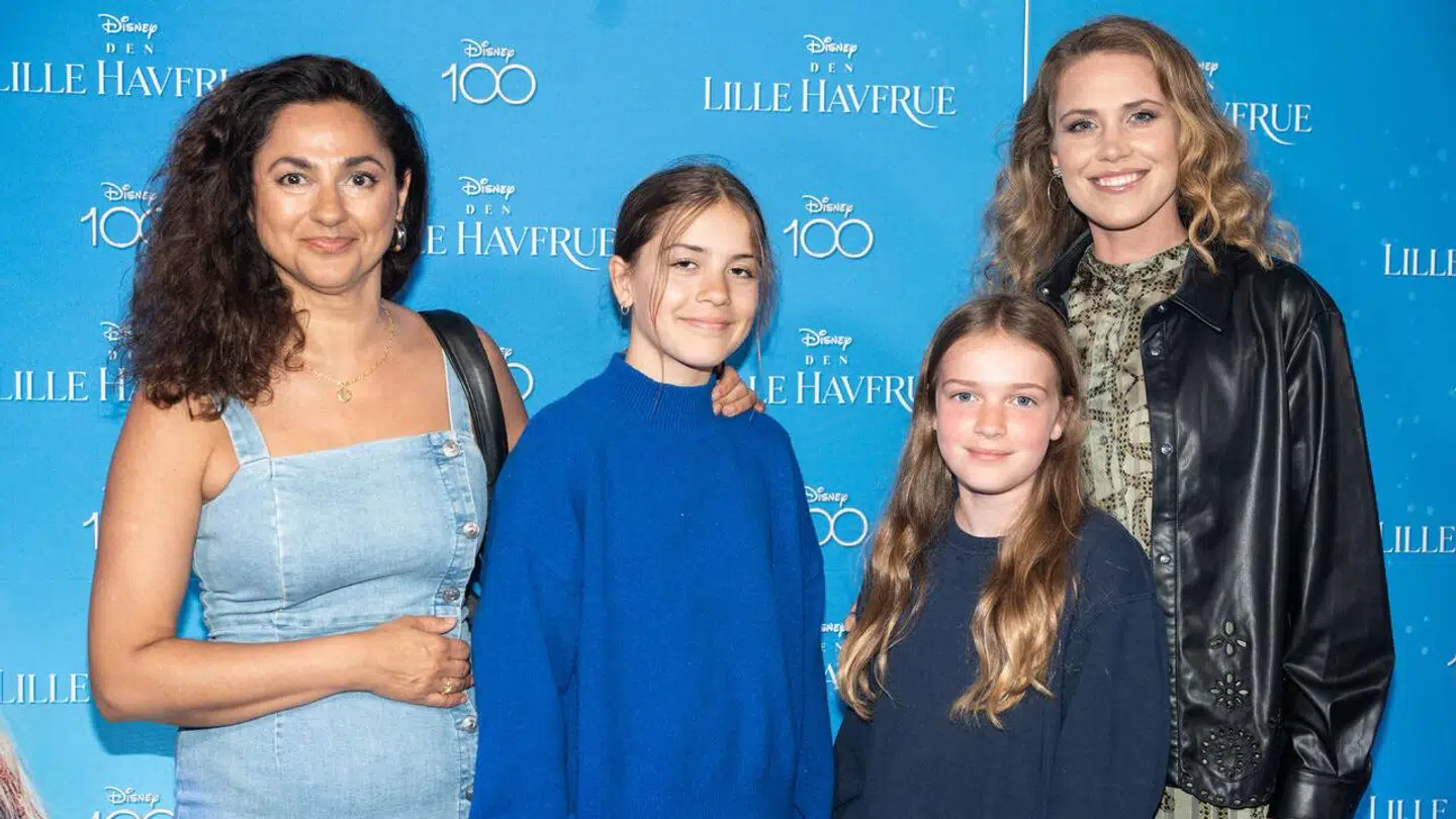 Anna David mødte op til gallapremiere på 'Den lille havfrue' i Imperial i København, onsdag den 24. maj 2023, sammen med sit ældste barn, datteren Alba på 11 år, som havde en veninde med mor med.