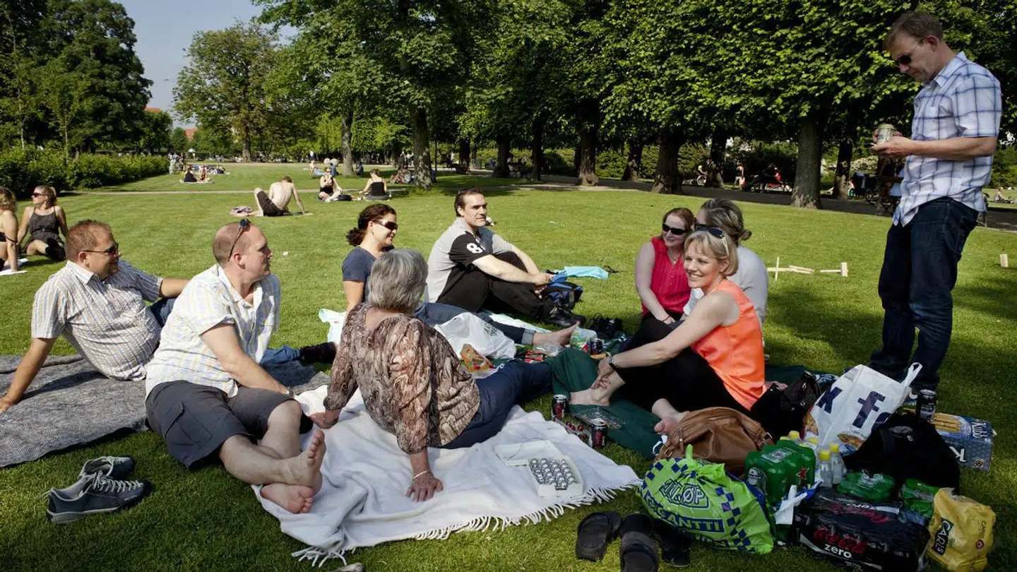 Picnic, park og pølser kan fortsætte hele aftenen.