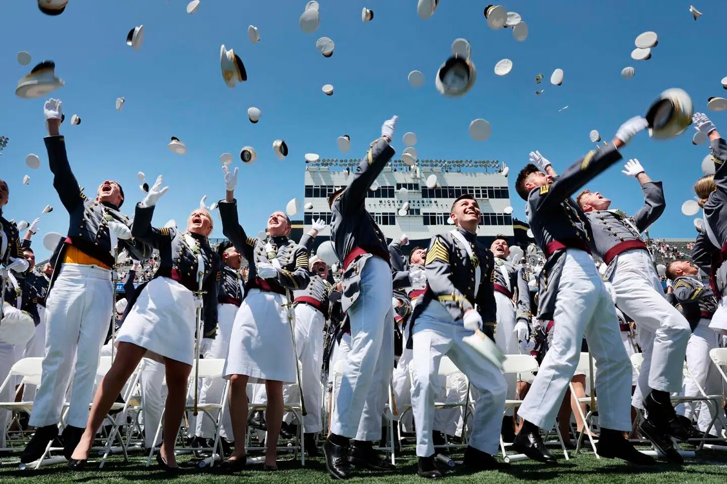 Ceremonien er overstået. Kadetterne har fuldført deres uddannelse.