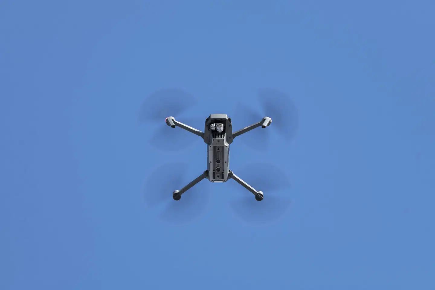 DJI producerer droner, som den på billedet, der kan filme fra luften. Selskabet er blevet anklaget for at hjælpe den kinesiske regering med at overvåge uighurfolket i det østlige Kina. (Arkivfoto). Silas Stein/Ritzau Scanpix