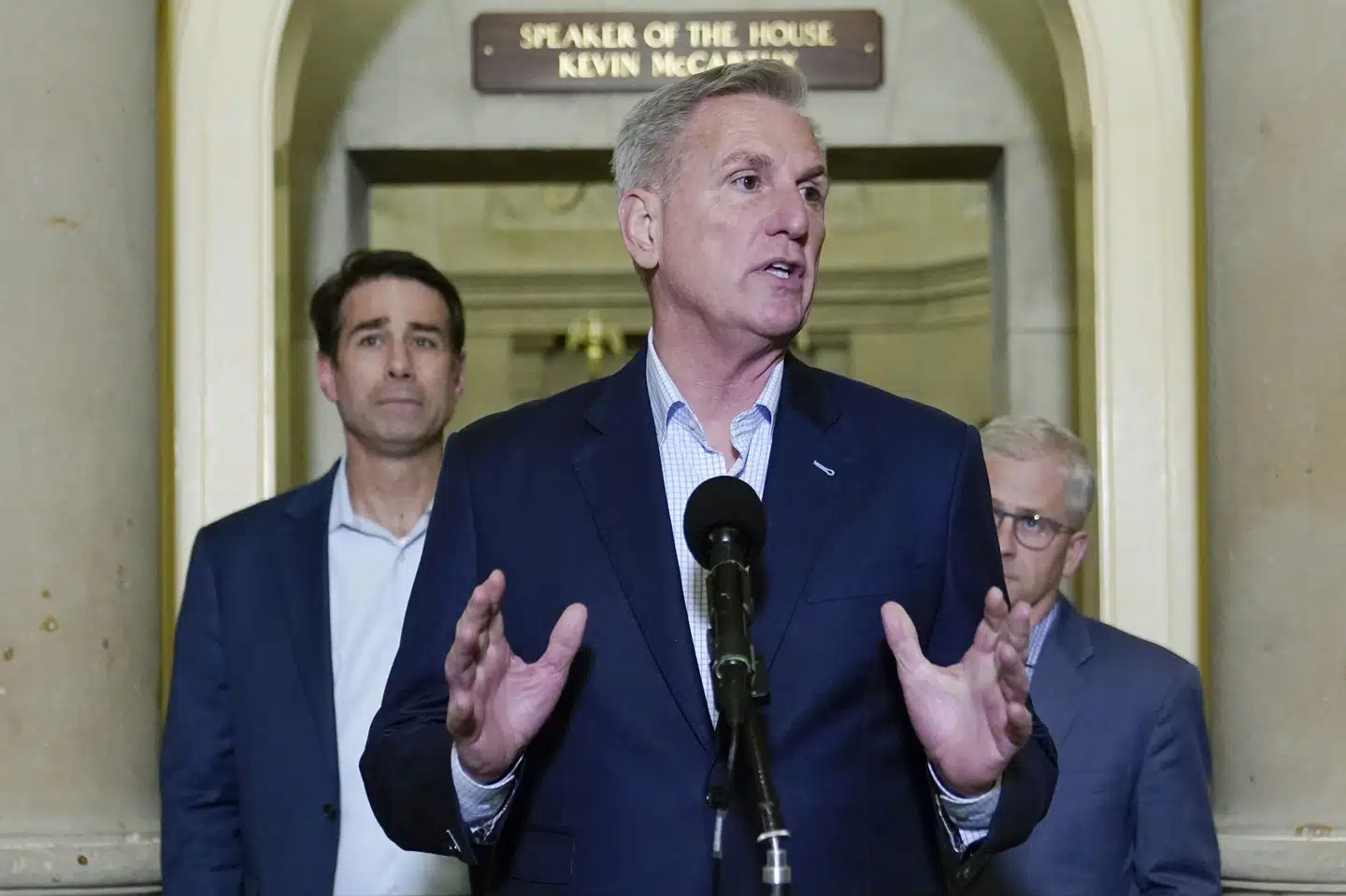 Formand for Repræsentanternes Hus, Kevin McCarthy, taler med pressen kort efter aftale om at hæve gældsloftet blev indgået. Patrick Semansky/Ritzau Scanpix