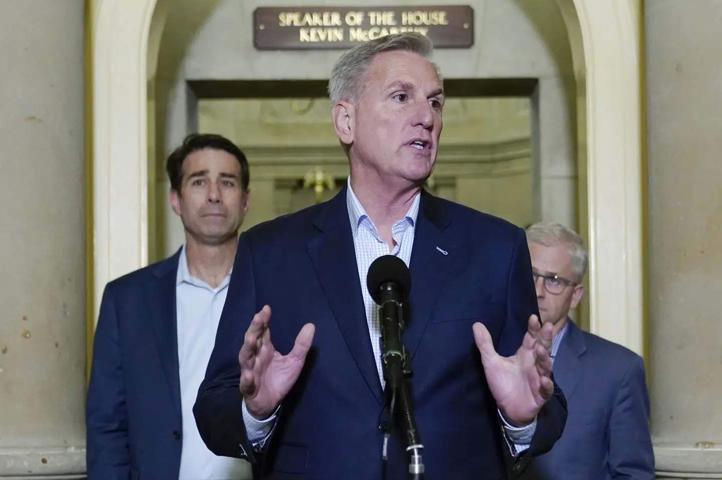 Formand for Repræsentanternes Hus, Kevin McCarthy, taler med pressen kort efter aftale om at hæve gældsloftet blev indgået. Patrick Semansky/Ritzau Scanpix