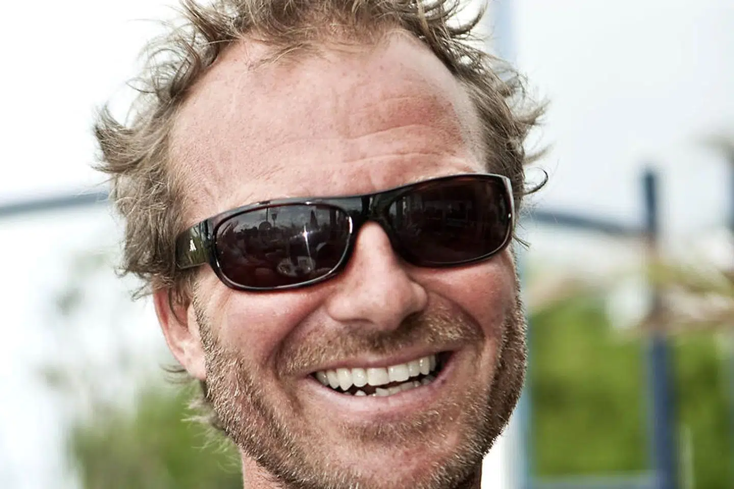 Danmarks mest rutinerede stuntmand, Lasse Spang Olsen, kan takke sikkerhedsdykkere for at han stadig er i live. Fredag eftermiddag var et bilstunt ved at gå grueligt galt, da stuntmanden ikke kunne åbne bildøren, da bilen var på ned mod havnebassinets b und i Vedbæk havnebassin.