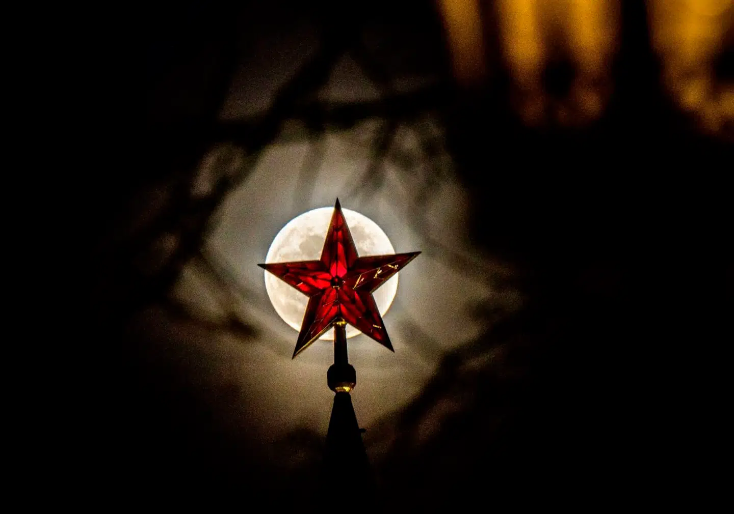 Rundt omkring på bygningen Kreml sidder røde stjerner. Her ses en af dem med en fuld måne i baggrunden. Ifølge Rusland-ekspert har vi siden krigens begyndelse misforstået truslen fra Rusland.