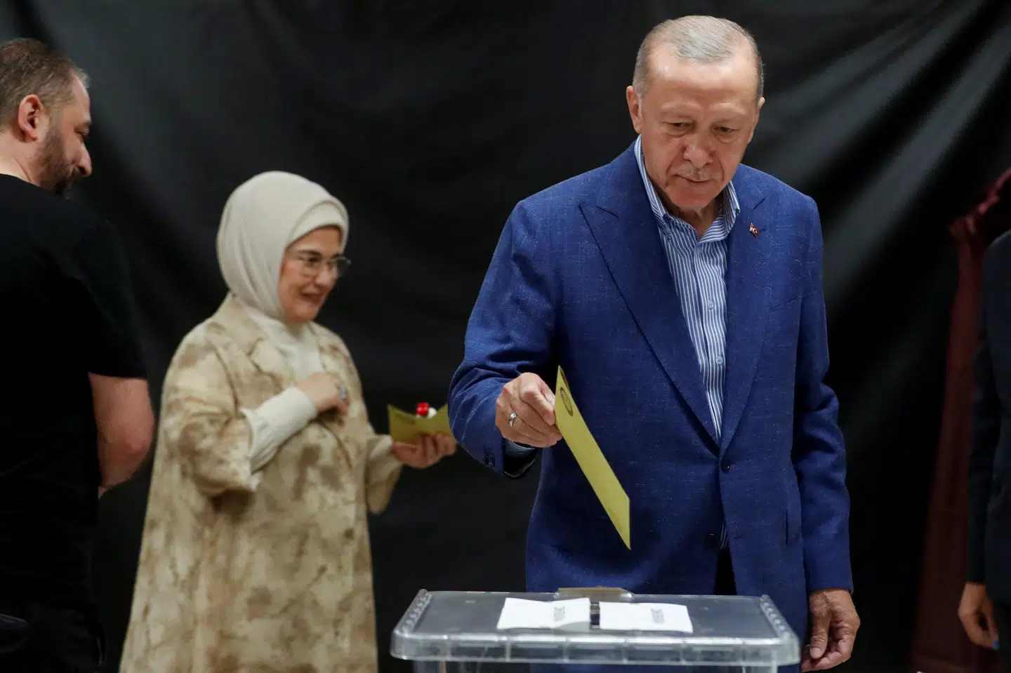 Den tyrkiske præsident, Recep Tayyip Erdogan, advarede de tyrkiske vælgere mod selvtilfredshed og opfordrede alle til at gå hen og stemme, da han selv stemte midt på dagen sammen med sin hustru, Emine, i Istanbul. Murad Sezer/Reuters