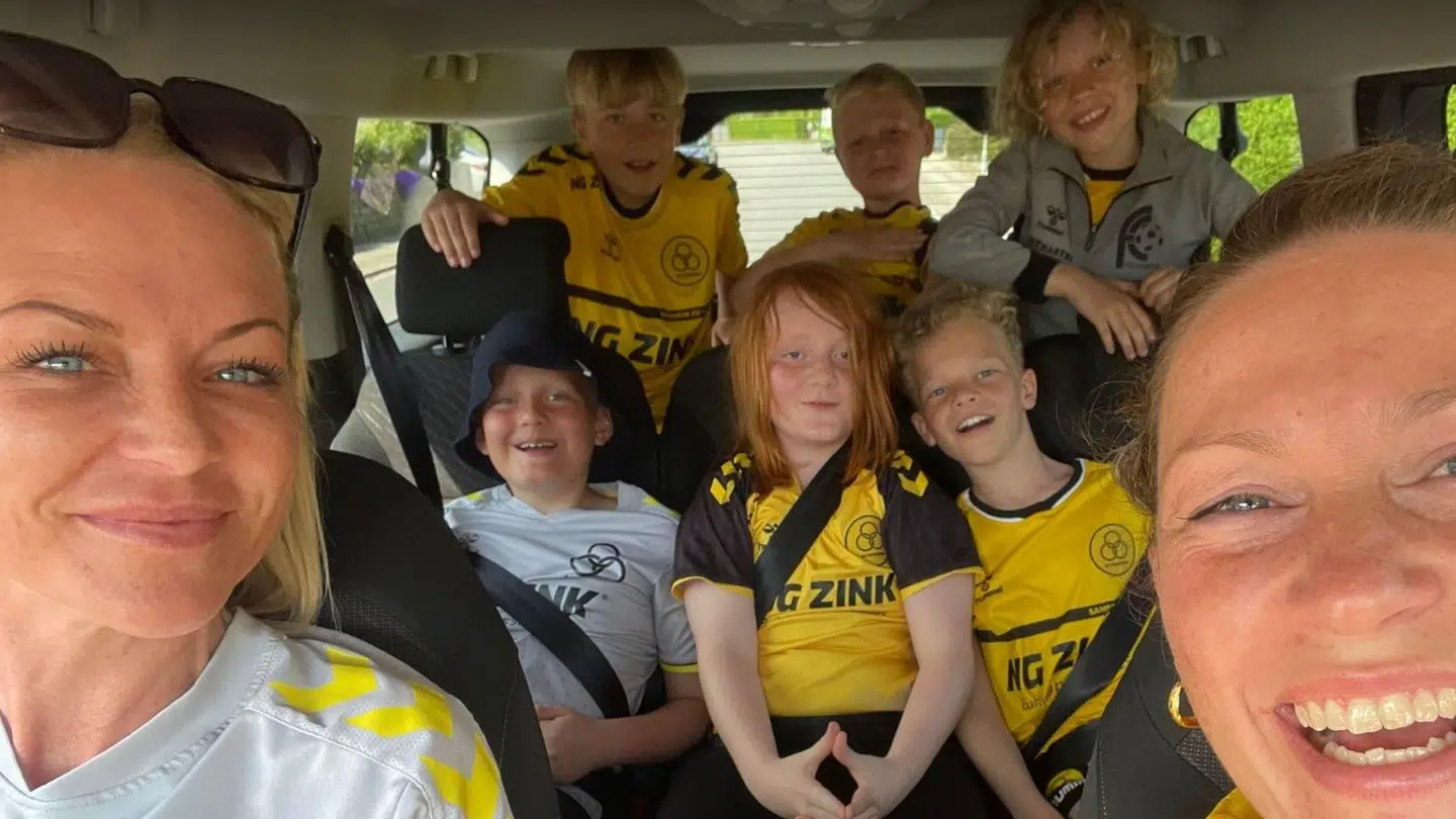 Kamilla Tønder (th.), veninden Line (tv.) og drengene, der alle spiller sammen i fodboldklubben FC Horsens.