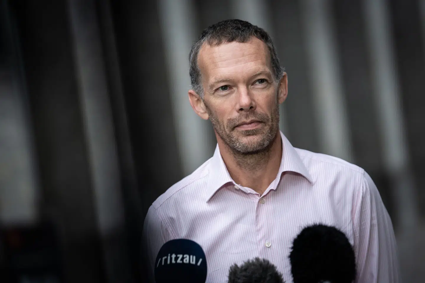 Erik Brøgger Rasmussen blev et kendt ansigt under coronapandemien, hvor han på pressemøder holdt danskerne opdateret om Udenrigsministeriets rejsevejledninger. Det gjorde han i sin egenskab som direktør i Udenrigsministeriets Borgerservice. For tiden er han Danmarks FN-ambassadør i Genève. Til oktober bliver han direktør for DBU. (Arkivfoto). Emil Helms/Ritzau Scanpix