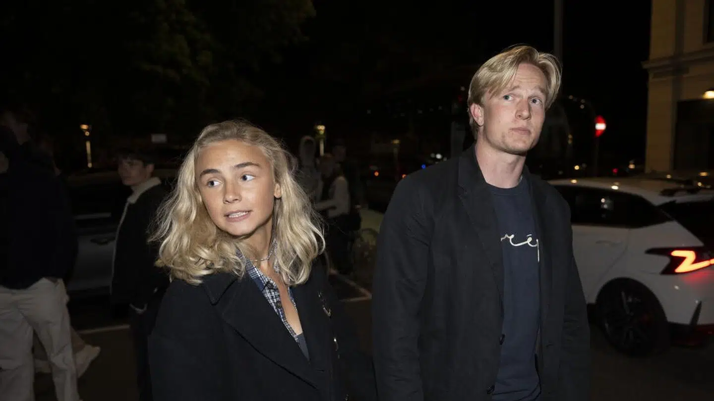 Victor Kristiansen og kæresten møder op til festen.