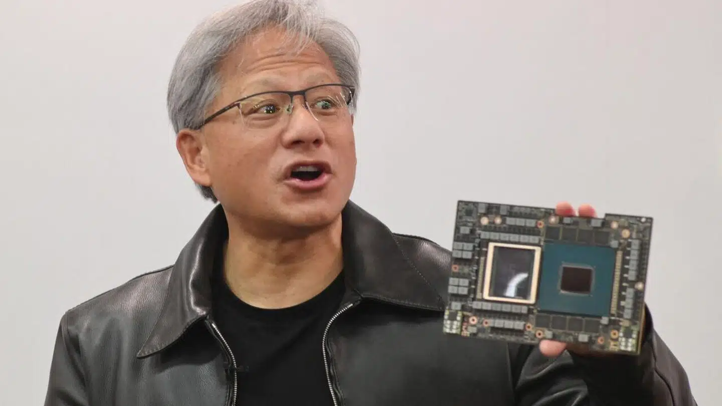 Her er manden, der har det, alle gerne vil have. Jensen Huang er medstifter af og topchef for den amerikanske chipgigant Nvidia, og det er selskabets højtydende chip, der er motoren i den kunstige intelligens bag blandt andet chatrobotten ChatGPT.