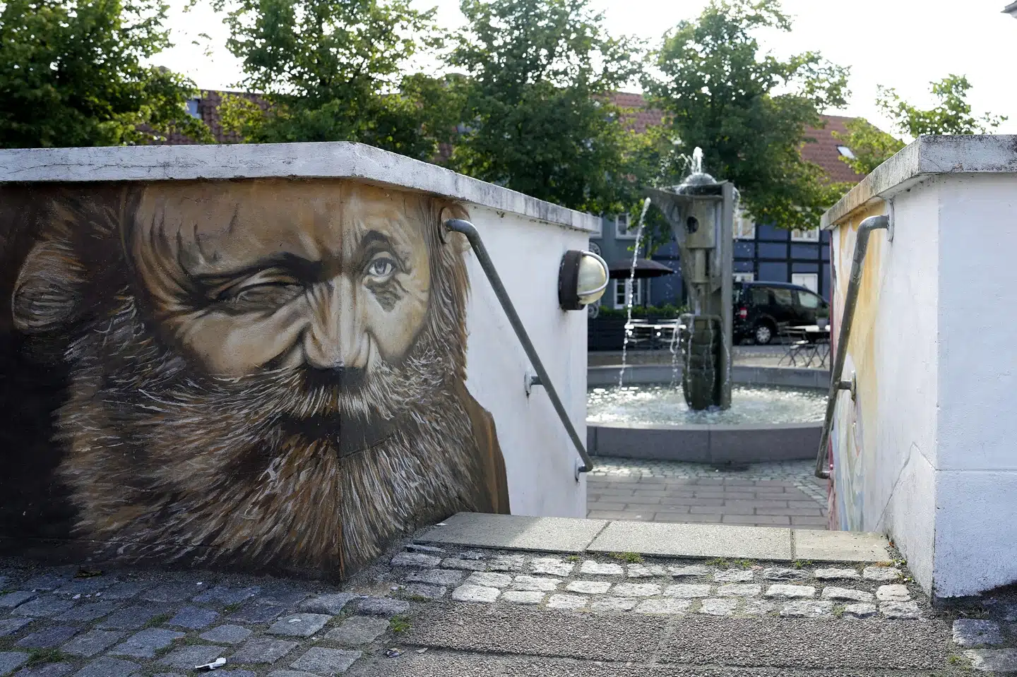 Det er rettidig omhu at male maleri af Simon Spies over, siger politiker. Han peger på, at der vil blive begået hærværk igen, hvis kommunen rengør maleriet. (Arkivfoto). Keld Navntoft/Ritzau Scanpix