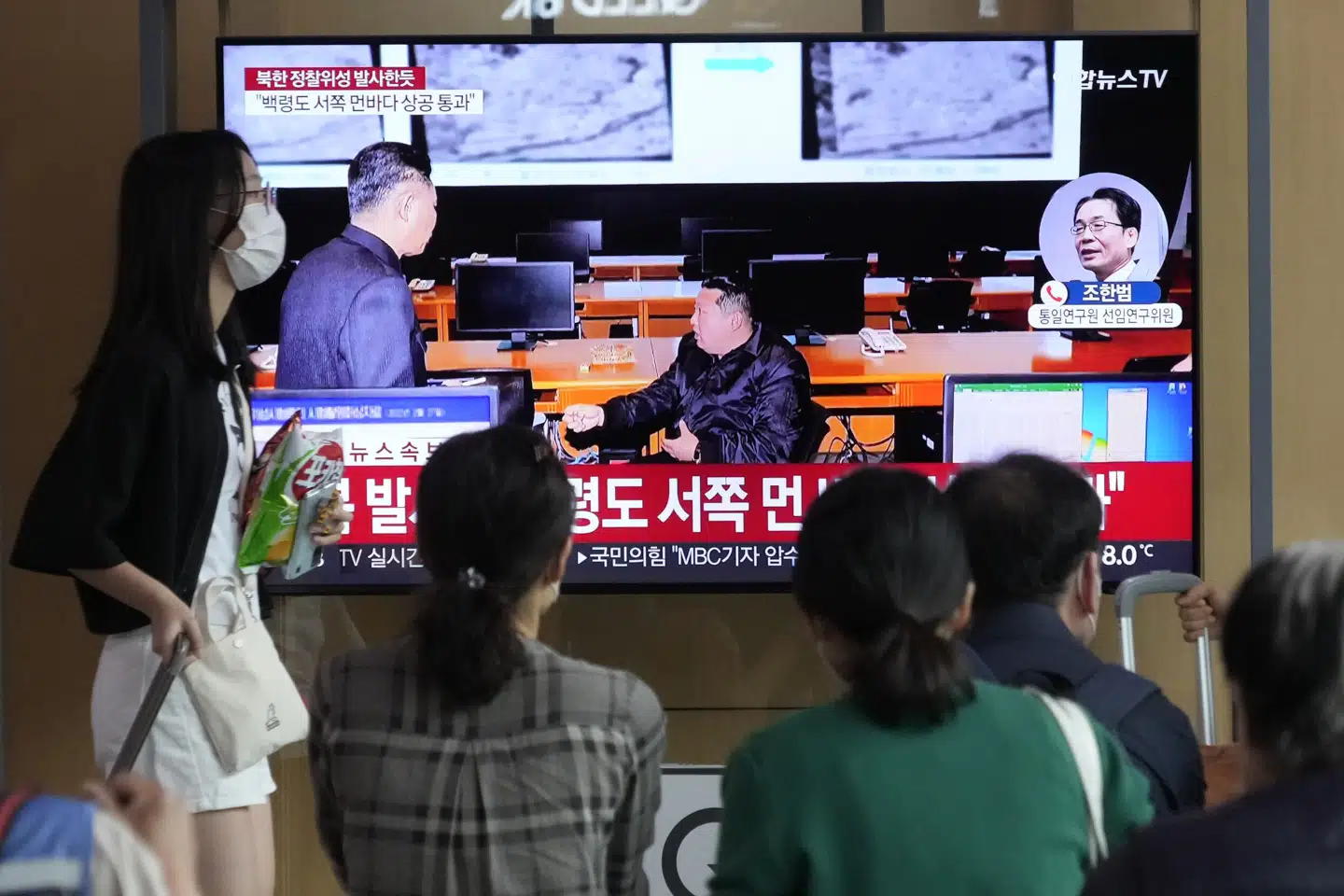 Pendlere ser på et fjernsyn på hovedbanegården i Sydkoreas hovedstad, Seoul. Byen fik natten til onsdag besked på at klargøre sig til evakueringer på grund af aktivitet fra Nordkorea, inden det kom frem, at der var tale om en fejl. (Arkivfoto). Ahn Young-Joon/Ritzau Scanpix