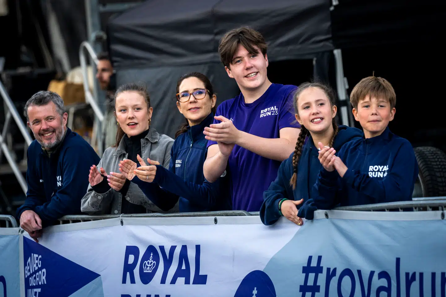 Kronprins Frederik og kronprinsesse Mary hepper sammen med deres børn prinsesse Isabella, prins Christian, prinsesse Josephine og prins Vincent ved målstregen på 10 kilometer under Royal Run i København og Frederiksberg, mandag 29. maj 2023.
