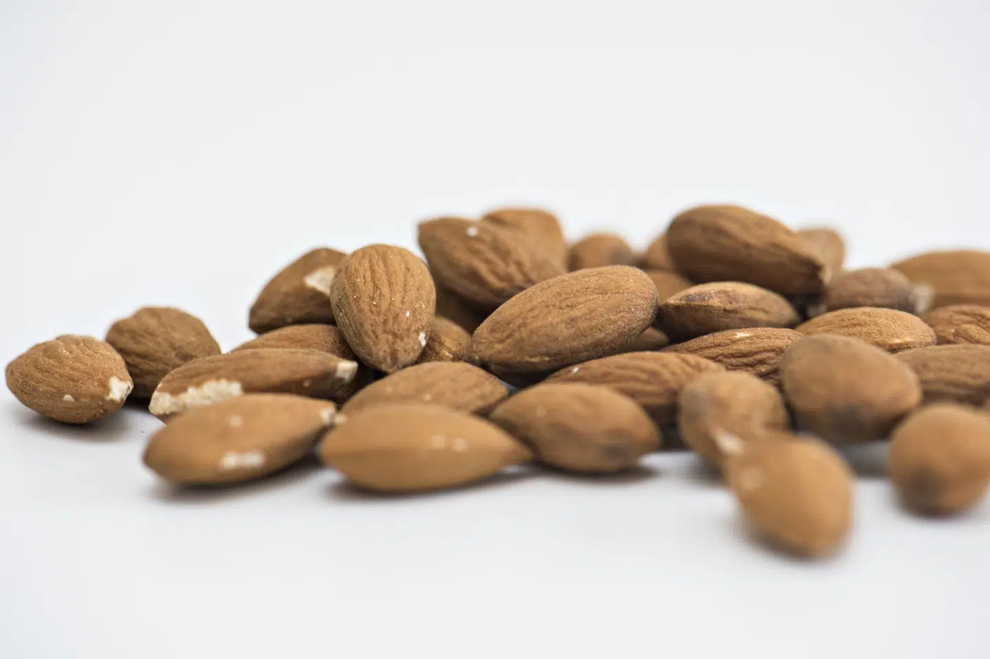 Mandler Chokoladeproducent tilbagekalder chokolademandler solgt i butikker rundt i landet efter fund af møl i mandler. (Arkivfoto).