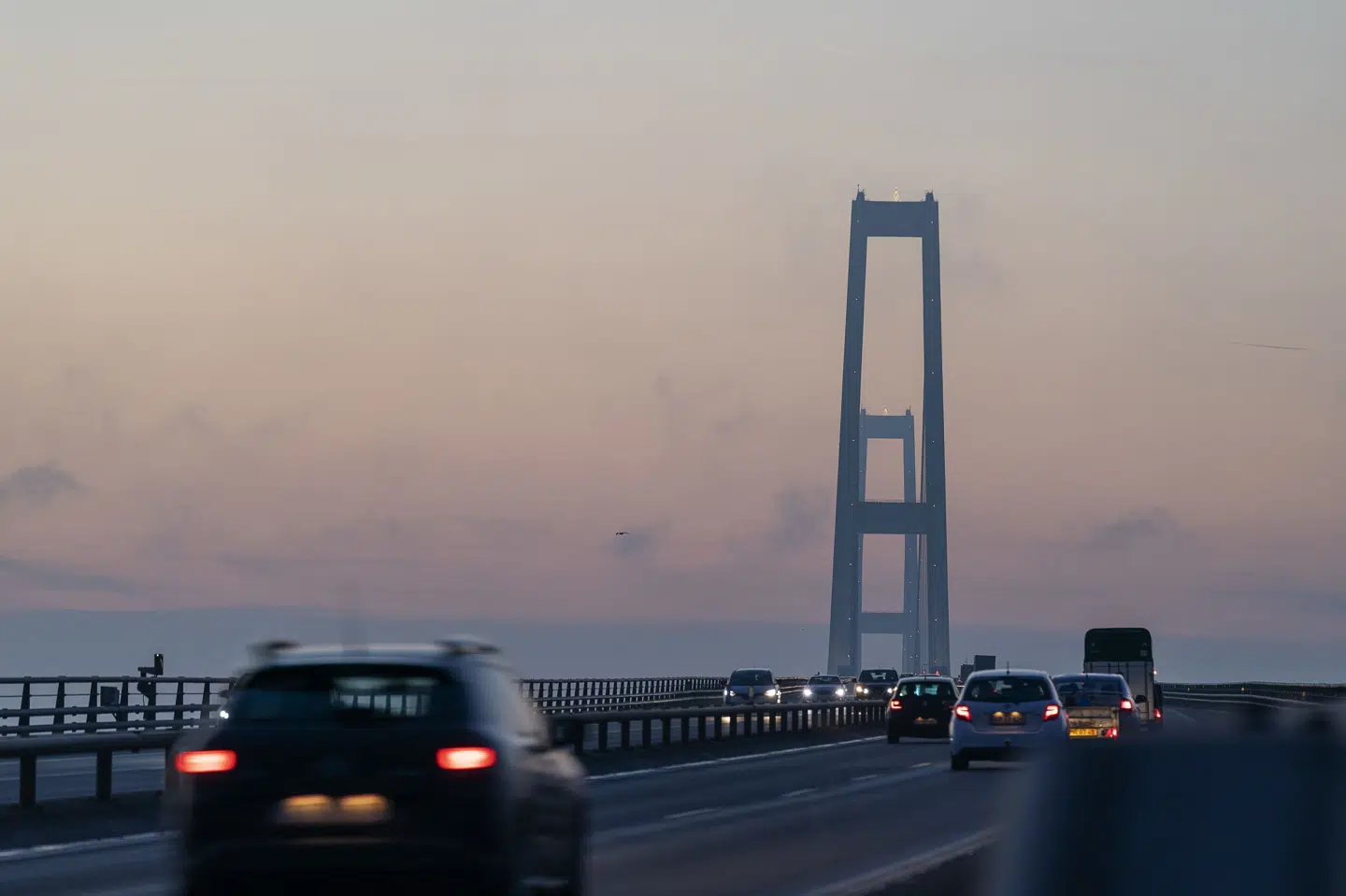 Julerejsende kører imod Fyn og Jylland Fejringen af Storebæltsbroen starter med et løb på cirka 21 kilometer over broen klokken 10. juni 16:30 og slutter med et stykke brunsviger fra den gigantiske kage. (Arkivfoto).